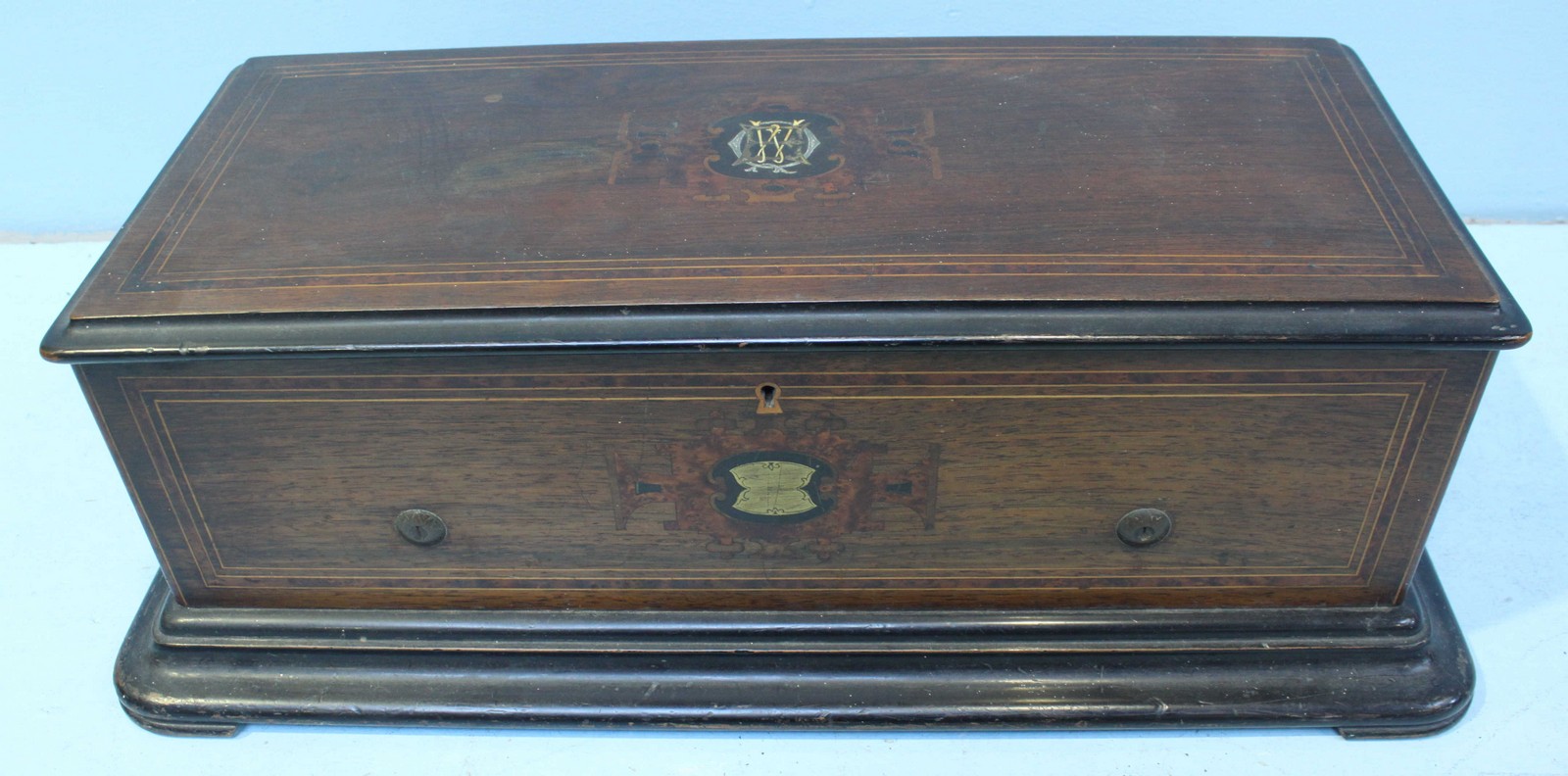 A Nicole Freres 12 airs Musical box, the rosewood case with ebonised edges and boxwood stringing, - Bild 4 aus 4