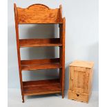 A 20th Century oak bookcase of four open shelves, 140cm high, together with a small pine pot