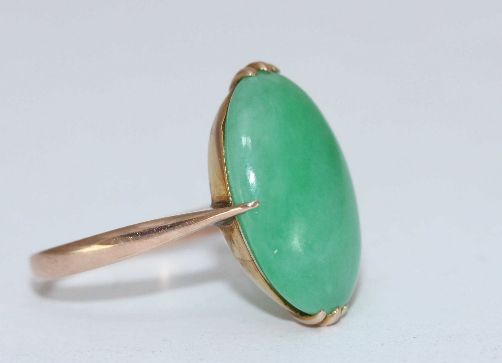 A 14K gold ring, claw-set with an oval cabochon polished jade, measuring 19x14mm, probably Honk - Image 2 of 3