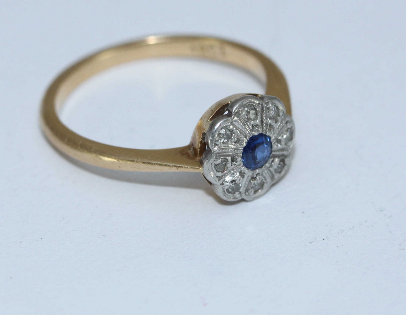 An 18ct gold, sapphire and diamond daisy cluster ring, rub-over setting, central sapphire surround - Image 2 of 2