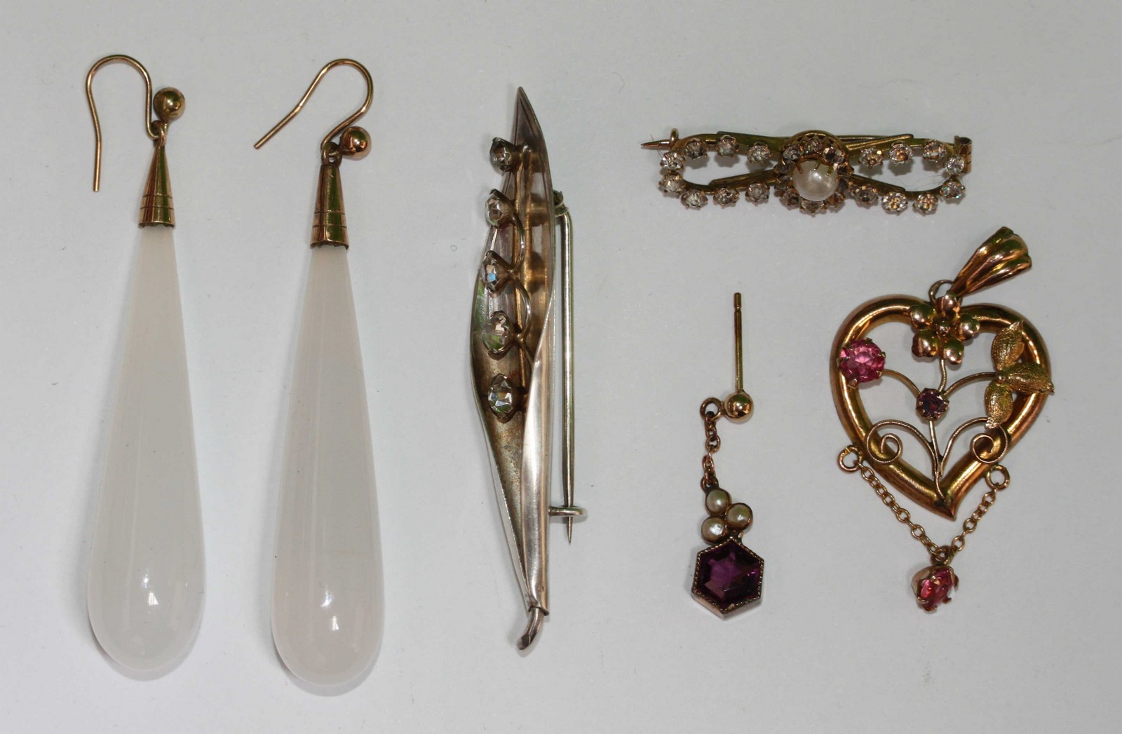 A quantity of assorted jewellery items including a 9ct gold heart shaped pendent and a 9ct gold