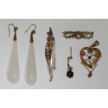 A quantity of assorted jewellery items including a 9ct gold heart shaped pendent and a 9ct gold