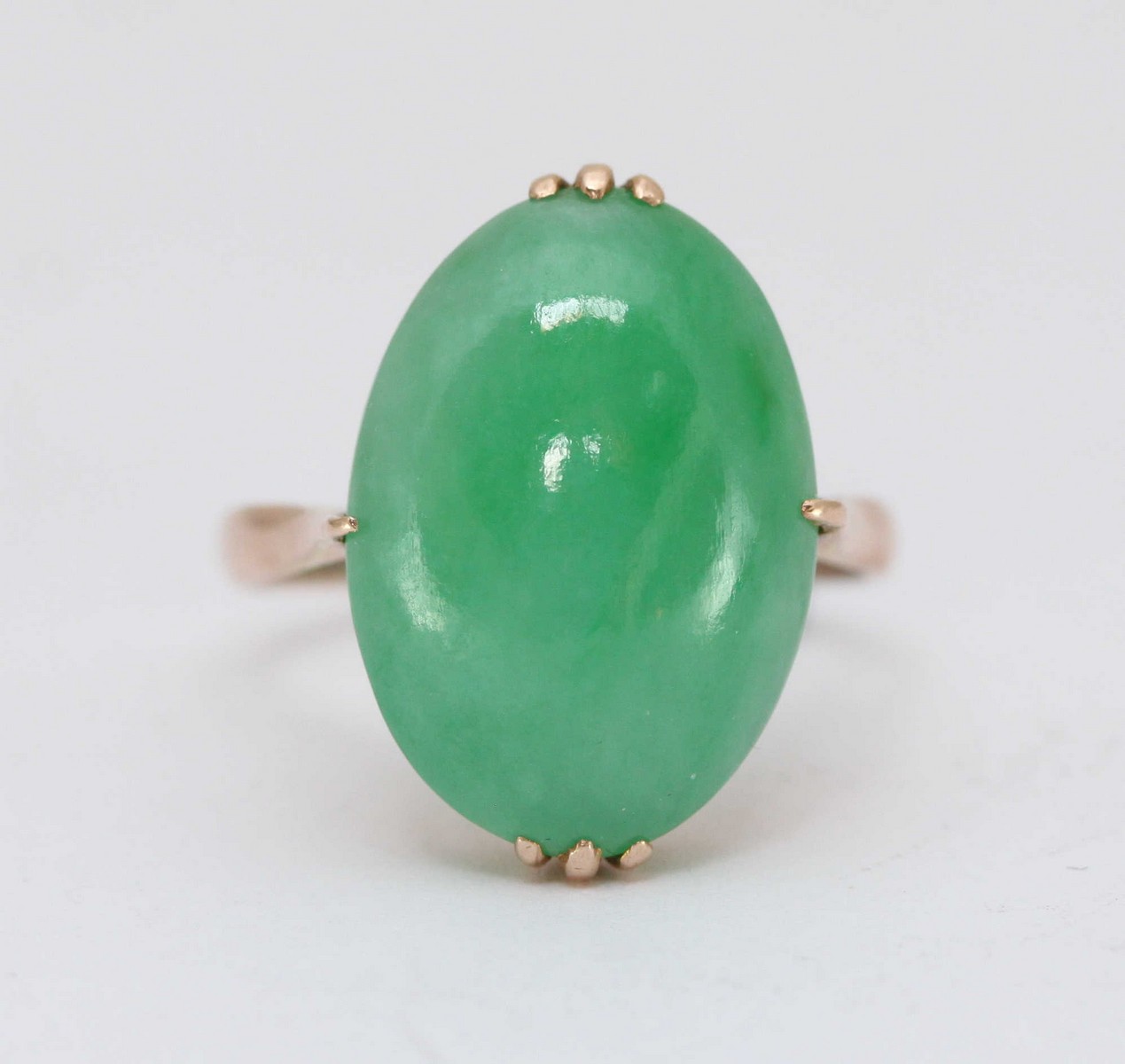 A 14K gold ring, claw-set with an oval cabochon polished jade, measuring 19x14mm, probably Honk - Image 3 of 3