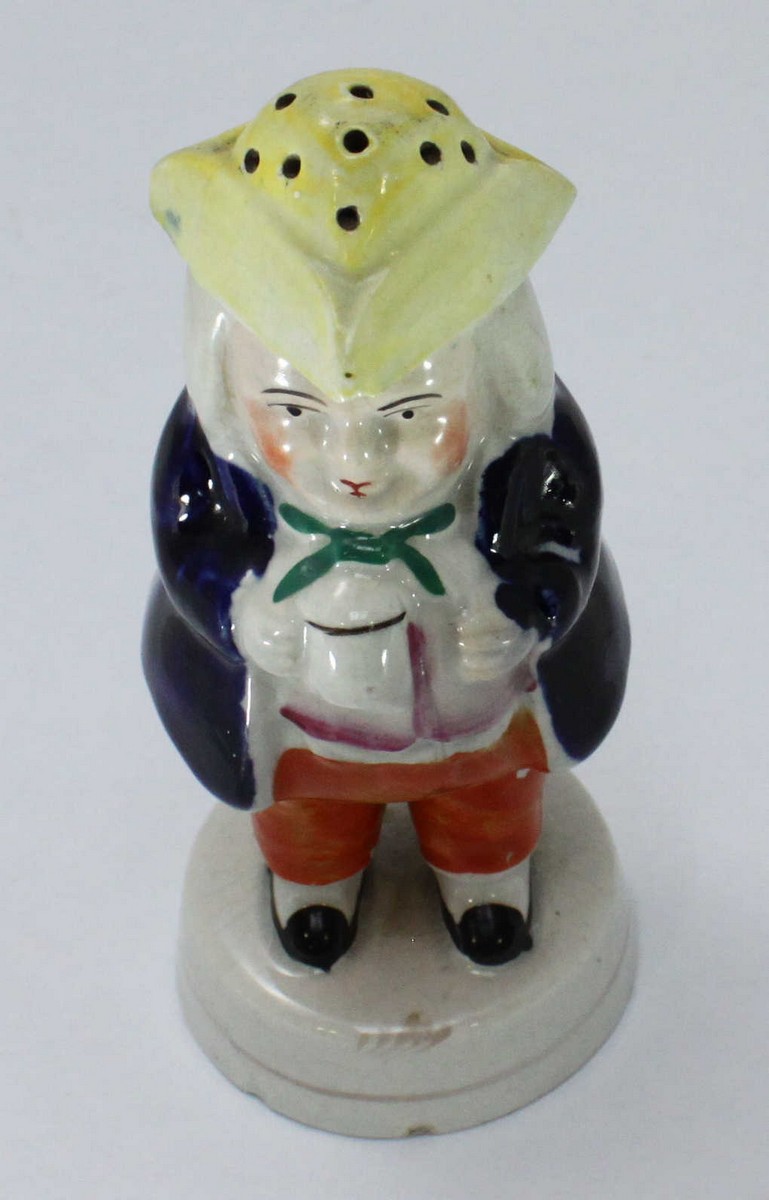 A Staffordshire pottery Toby figural sugar caster/pounce pot modelled as a portly gentleman - Bild 3 aus 4