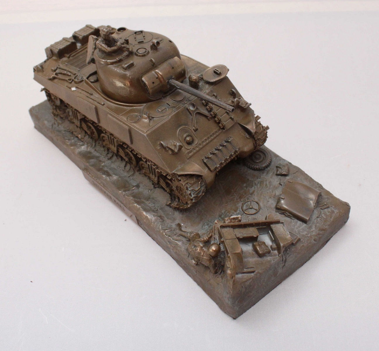 A bronze-patinated resin desk model of a Sherman M4A3 Tank, 24cm long - Bild 2 aus 2