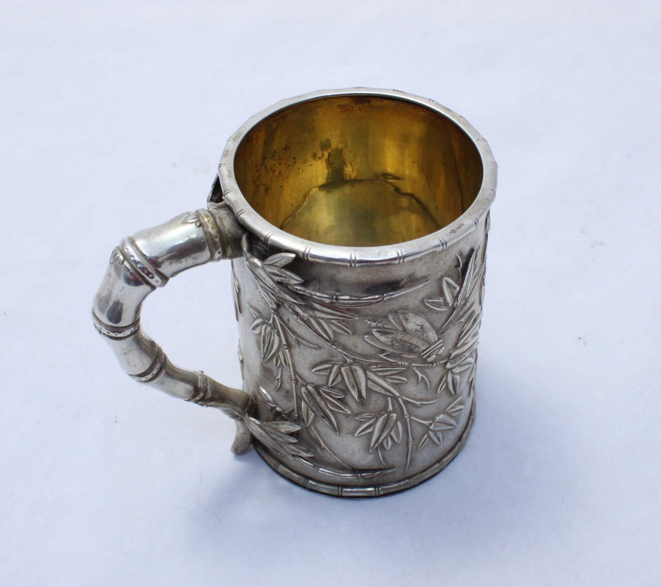 A Chinese export silver mug, Canton c.1830's, of tapered cylindrical form, with a bamboo design loop - Bild 2 aus 3