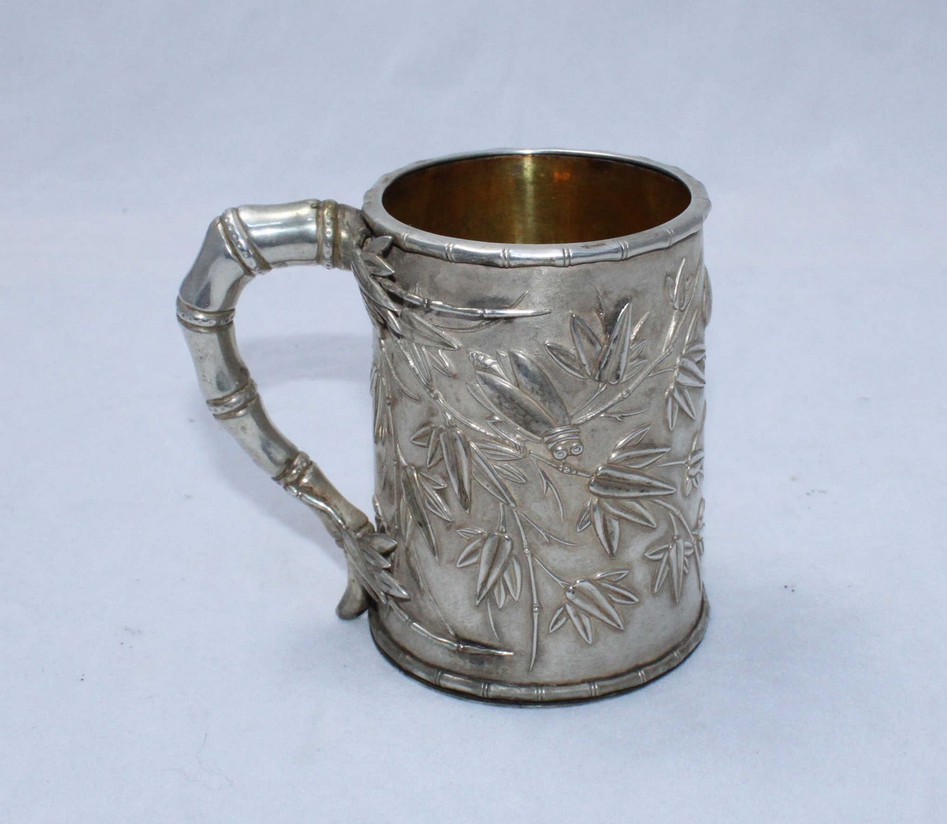 A Chinese export silver mug, Canton c.1830's, of tapered cylindrical form, with a bamboo design loop - Bild 3 aus 3