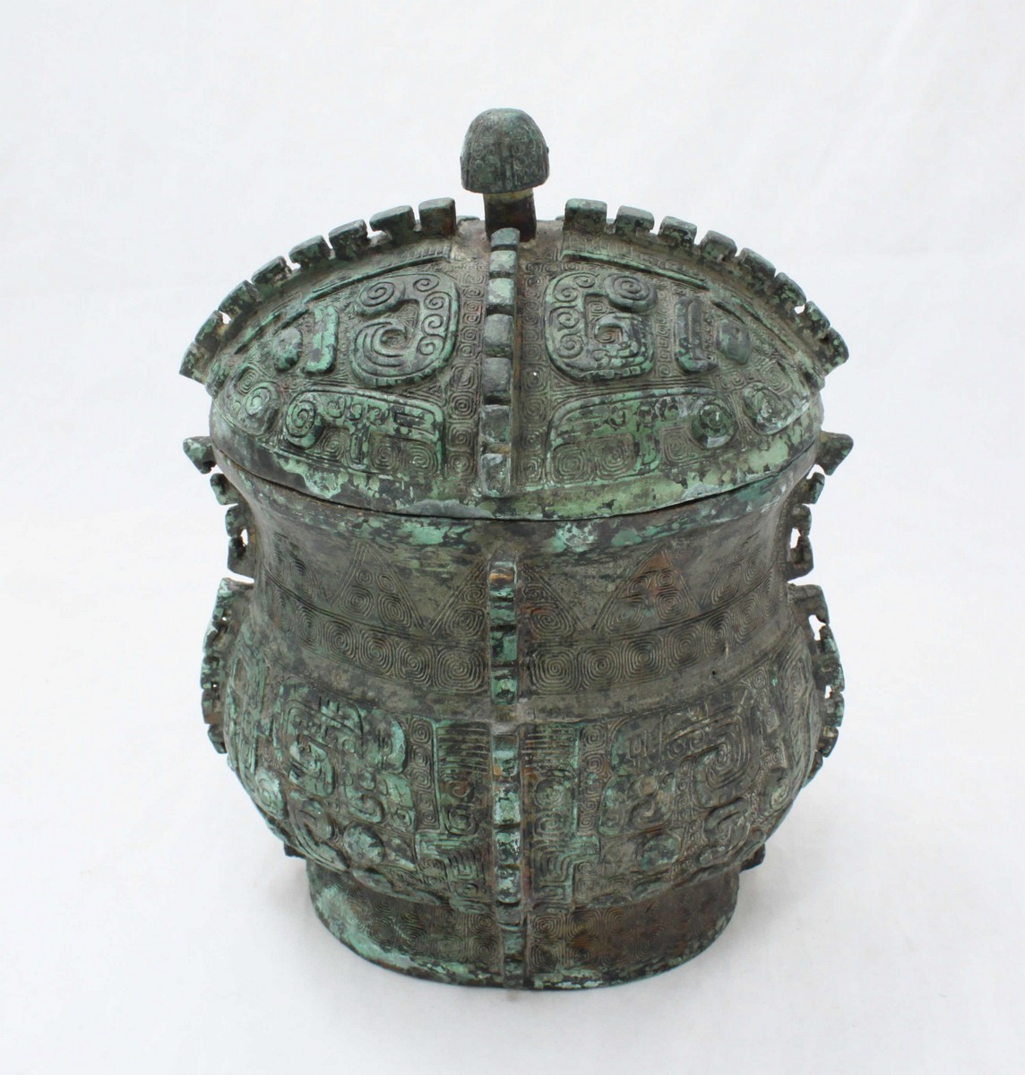 A Shang dynasty style patinated bronze ritual vessel, the underside of lid baring character marks - Bild 2 aus 2