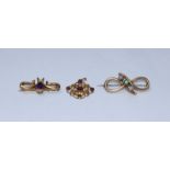 A 15ct brooch formed as a double loop set with three opals, 3.63g, together with a 9ct gold and