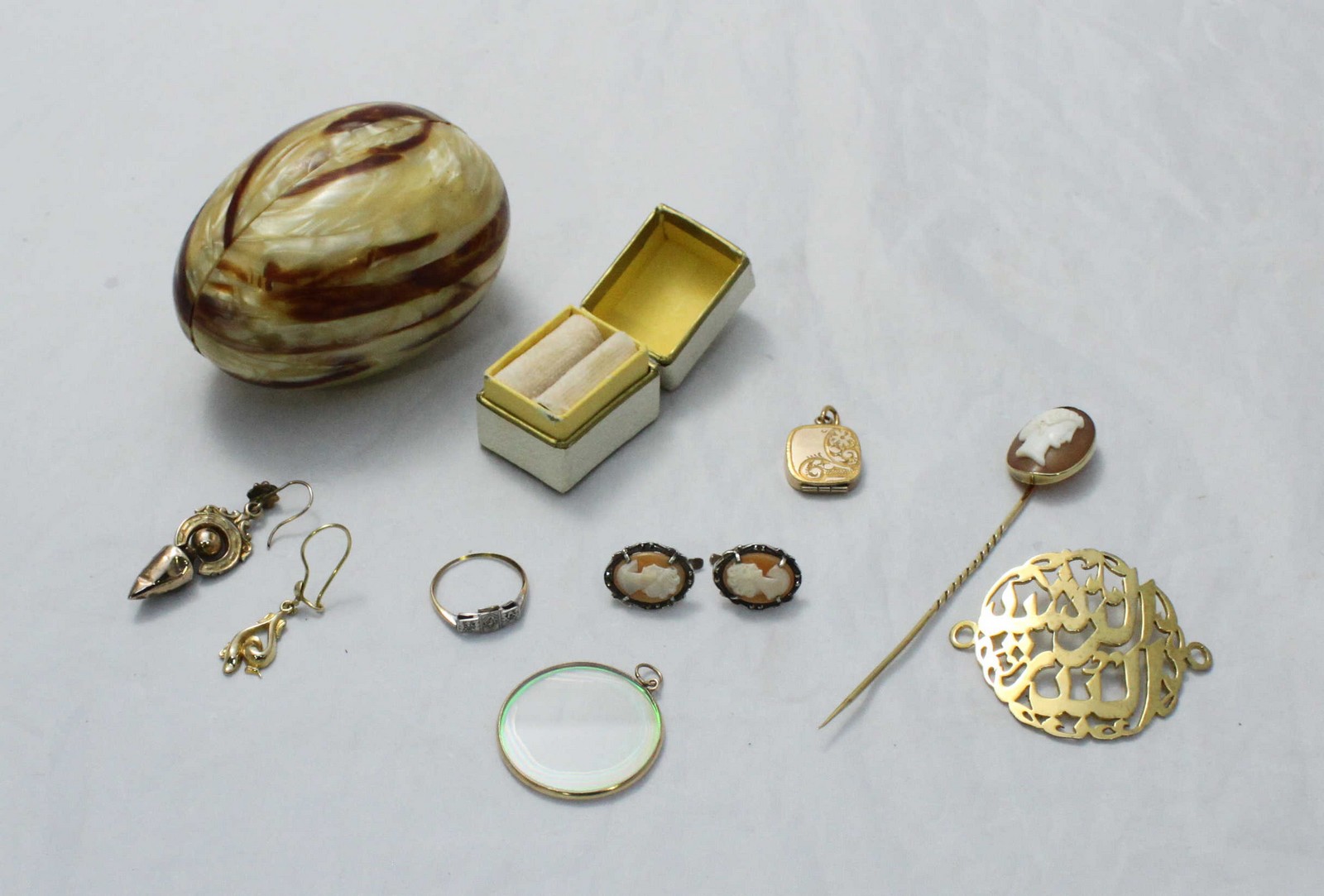 A small quantity of assorted yellow metal jewellery items, some testing as 9ct gold including a