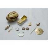 A small quantity of assorted yellow metal jewellery items, some testing as 9ct gold including a