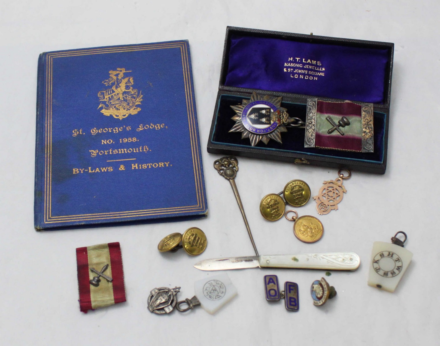 A small collection of assorted Freemasonry related jewels and other jewellery items including two