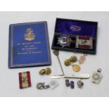 A small collection of assorted Freemasonry related jewels and other jewellery items including two