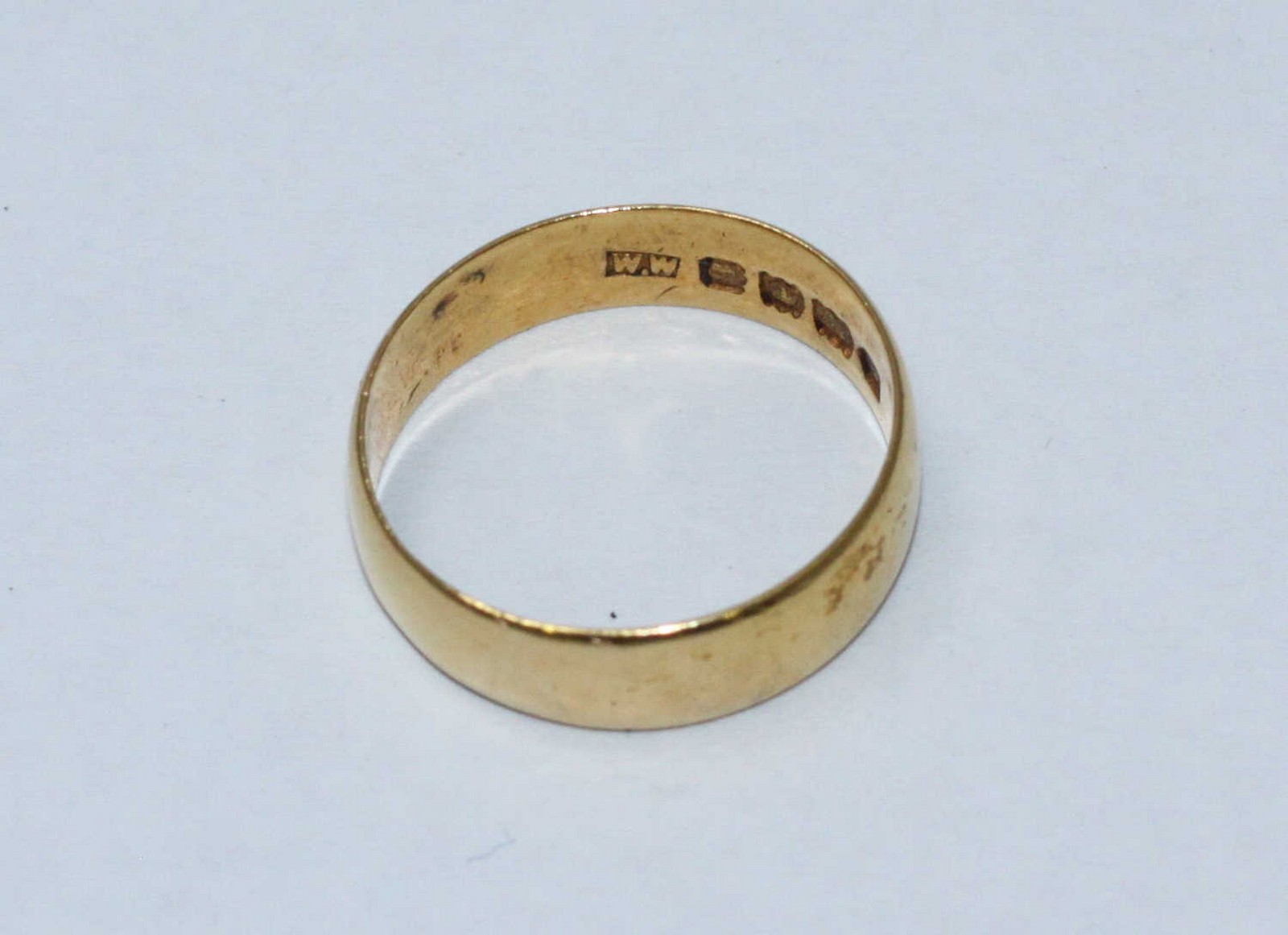 A 22ct gold plain wedding band. Gross weight approximately 3.0g - Image 2 of 2