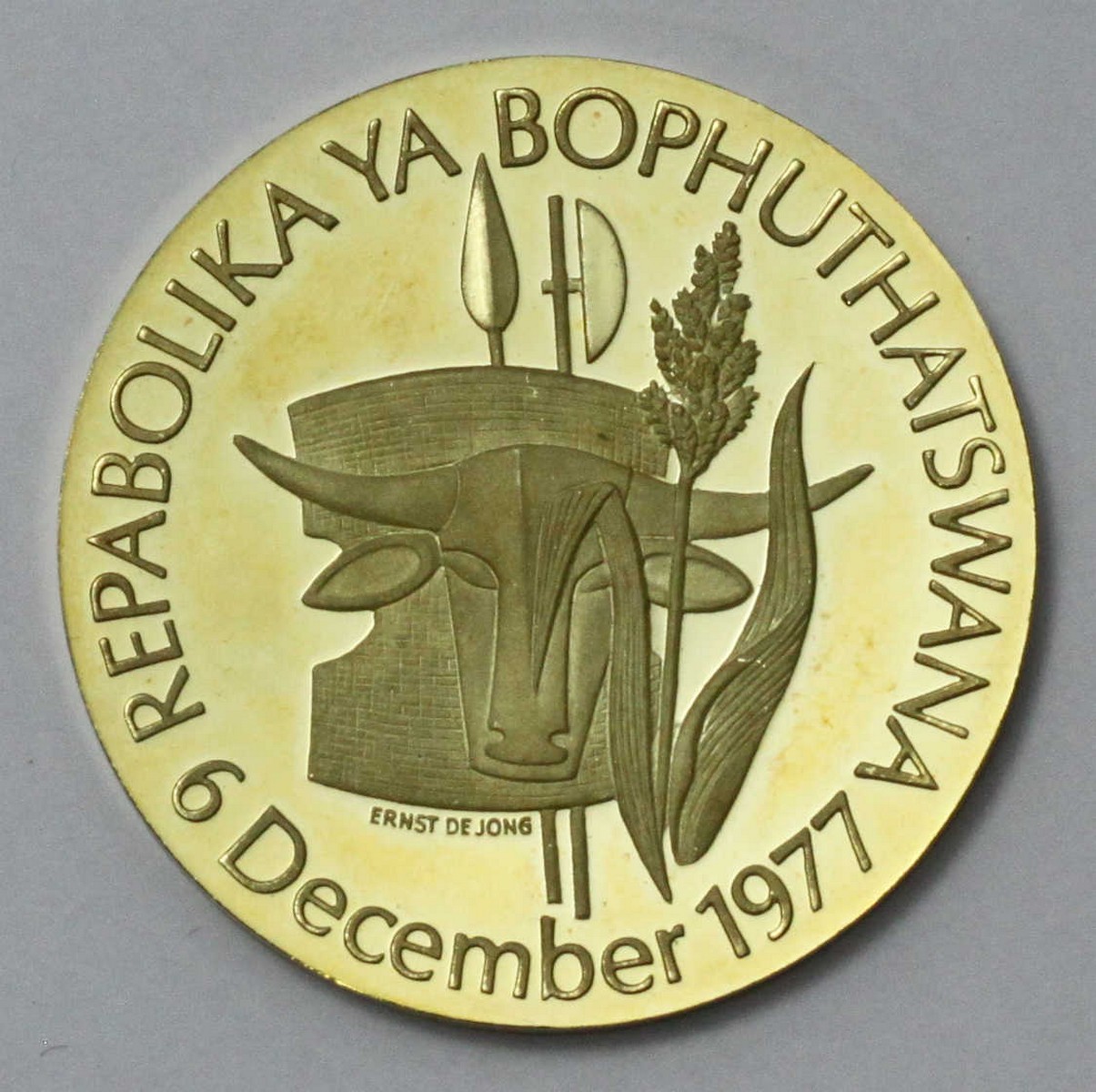An 18ct gold 'Bophuthatswana Independence Medallion.' Issue number 1145. Gross weight - Image 2 of 2