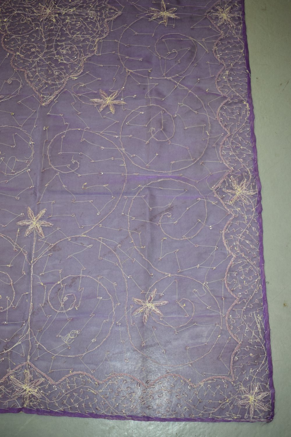 Indian pale mauve gauze shawl skilfully embroidered in gold and silver coloured metal threads, first - Image 5 of 5