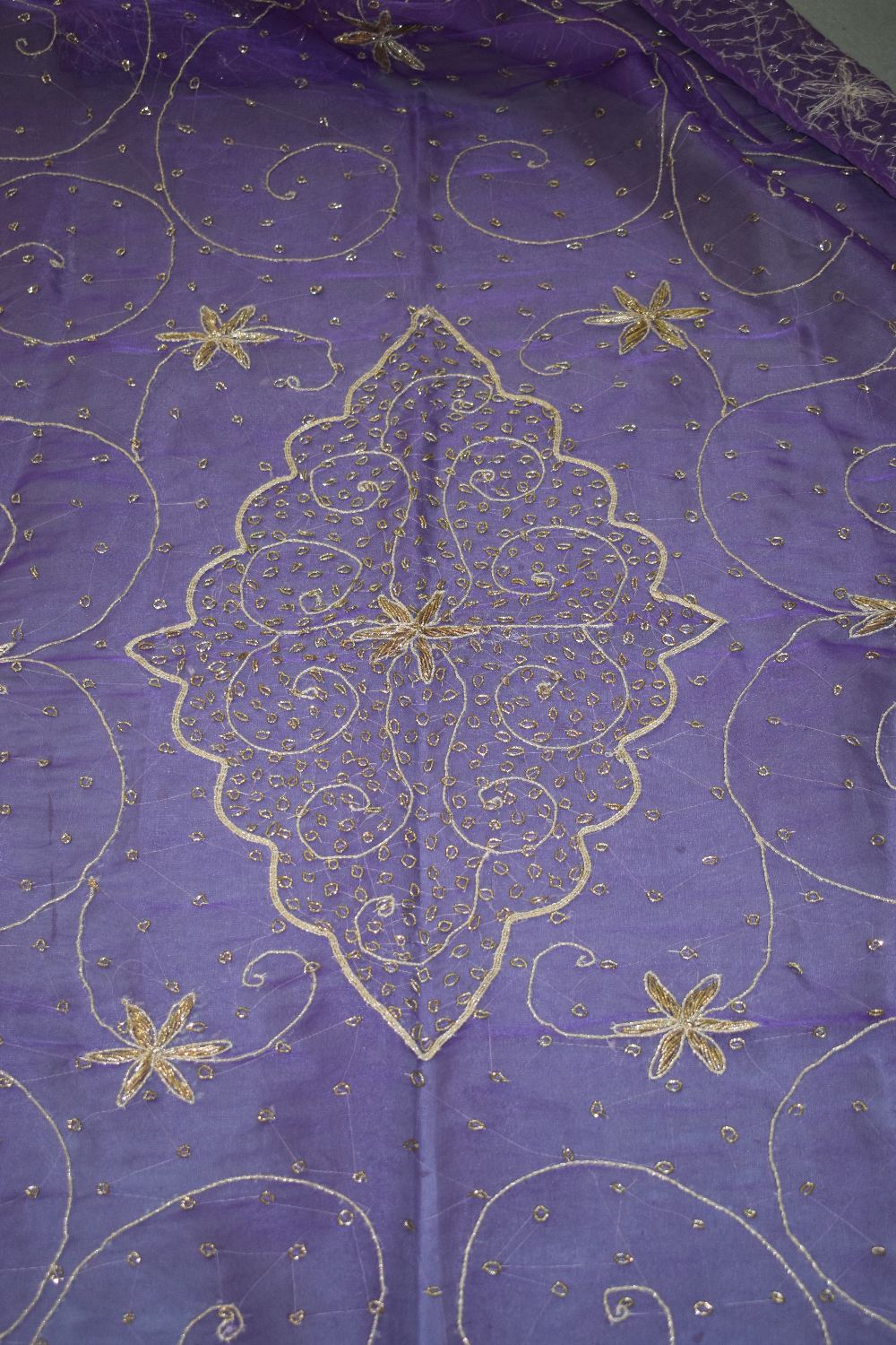 Indian pale mauve gauze shawl skilfully embroidered in gold and silver coloured metal threads, first - Image 3 of 5