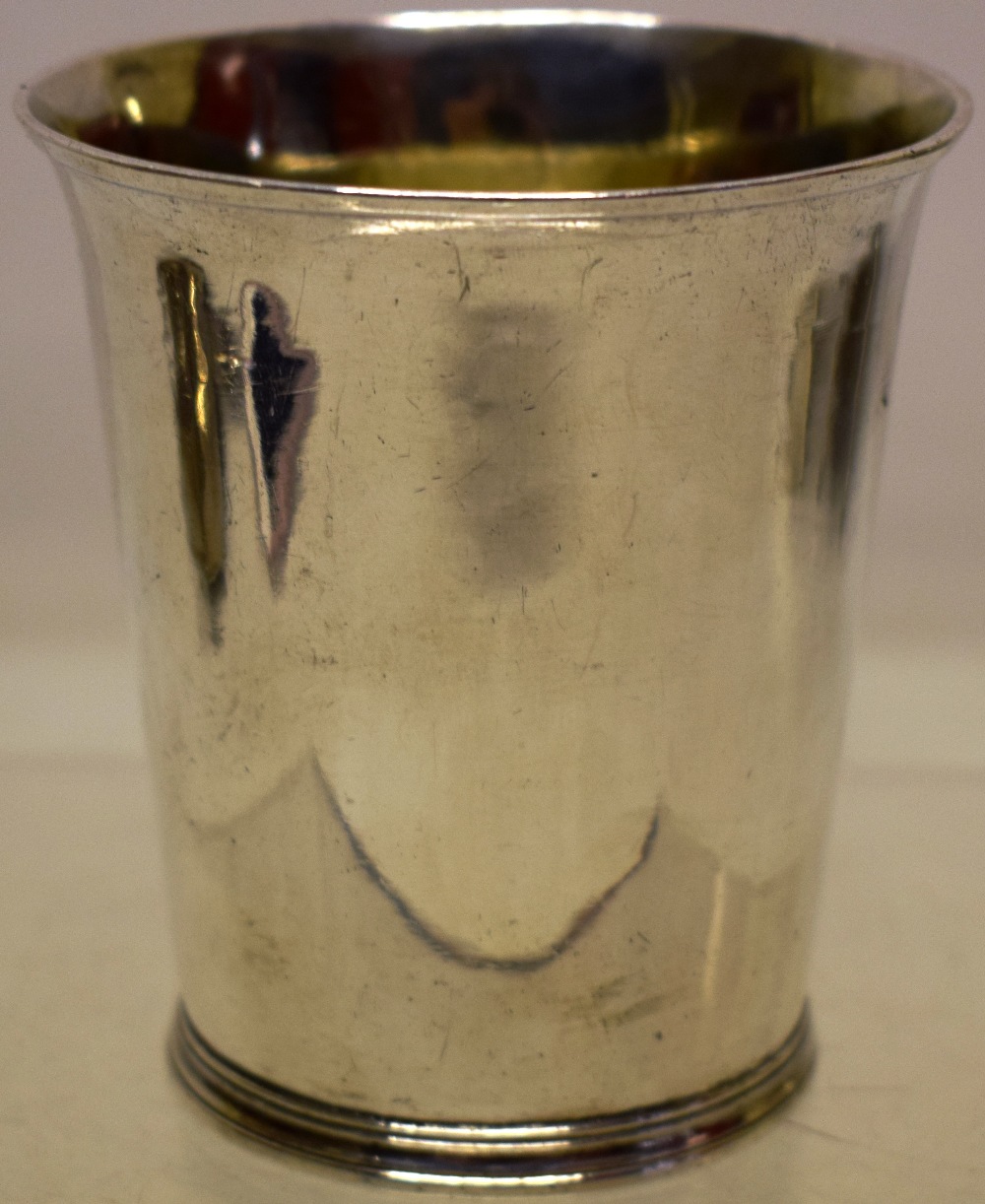 A George III silver beaker, with a flared lip, the interior gilded, on a moulded foot, 3.5in (9cm)