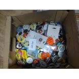 Collectables : Large box of tin badges, various su