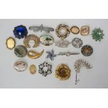 A bag of vintage and modern brooches, to include gold tone and silver tone examples,