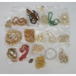 A bag of vintage and modern costume jewellery to include: variously multi-coloured plastic,