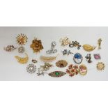 A bag of vintage and modern brooches, to include mostly jeweled and gold tone examples,