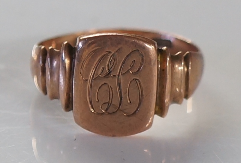 A 9ct gold signet ring, rose gold, the o