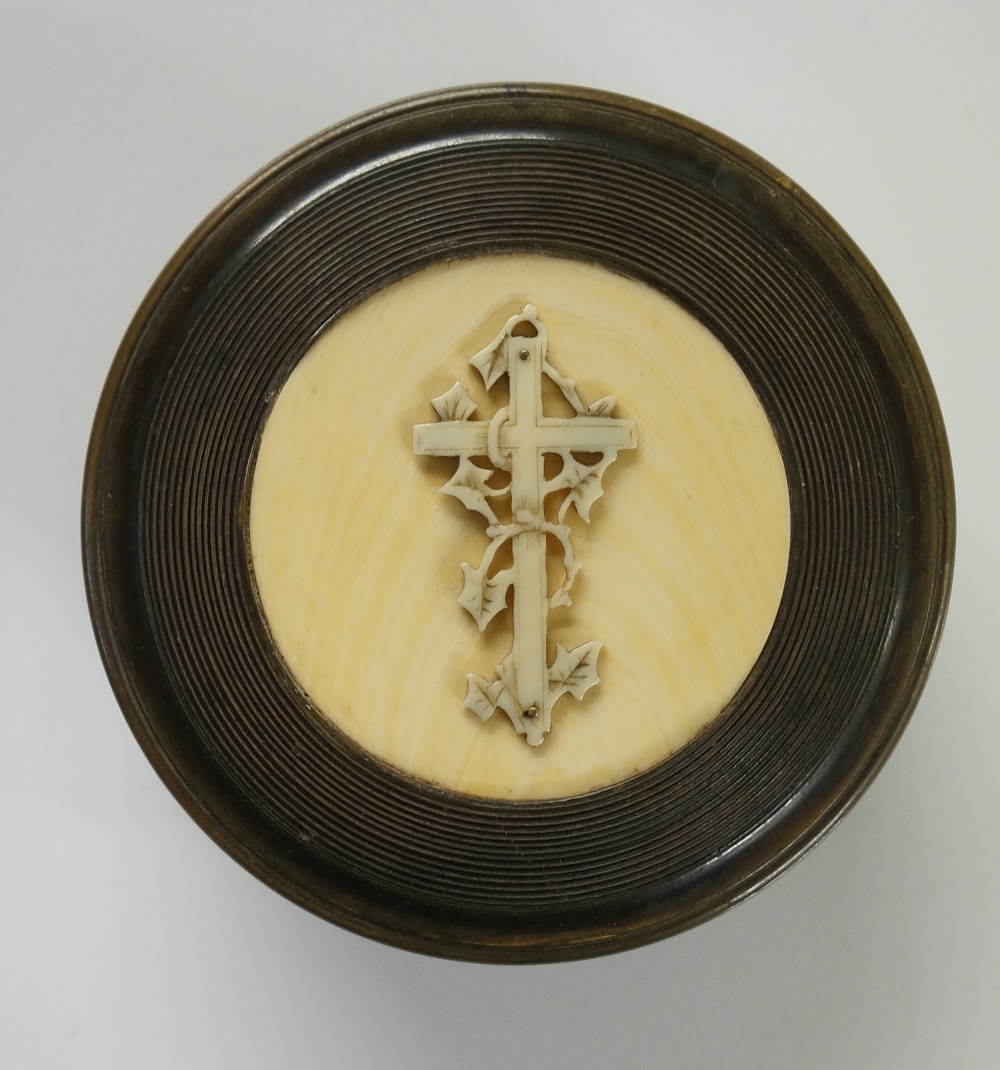 A carved horn table snuff decorated with