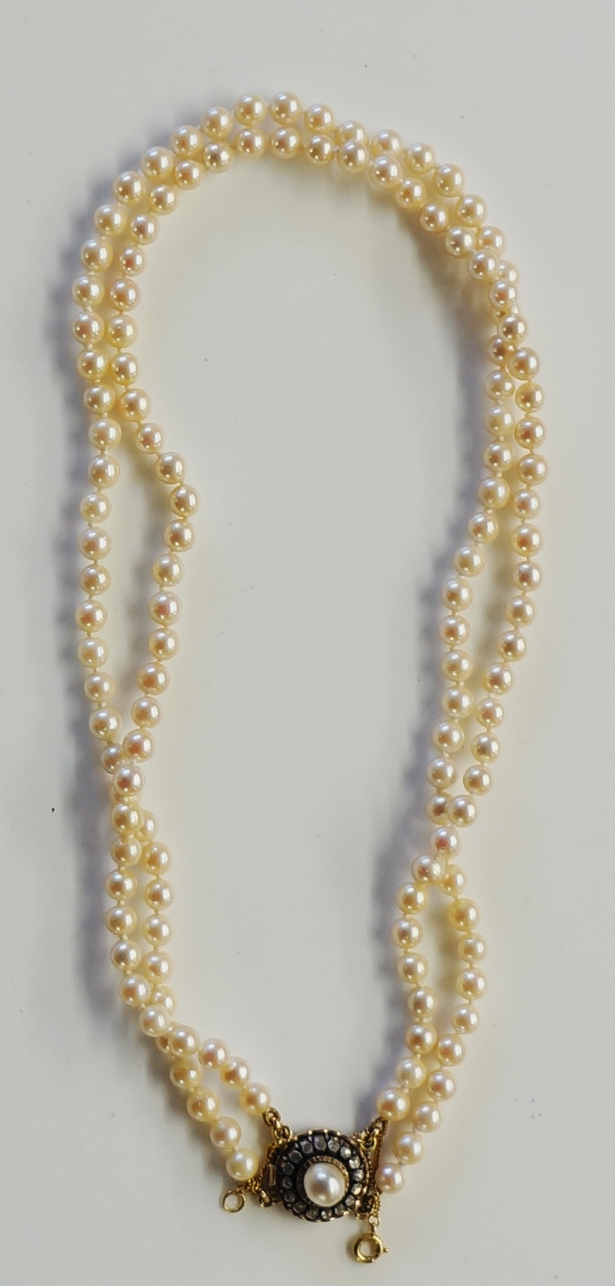 A double row of pearls with safety chain