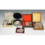 A quantity of costume jewellery and bijo