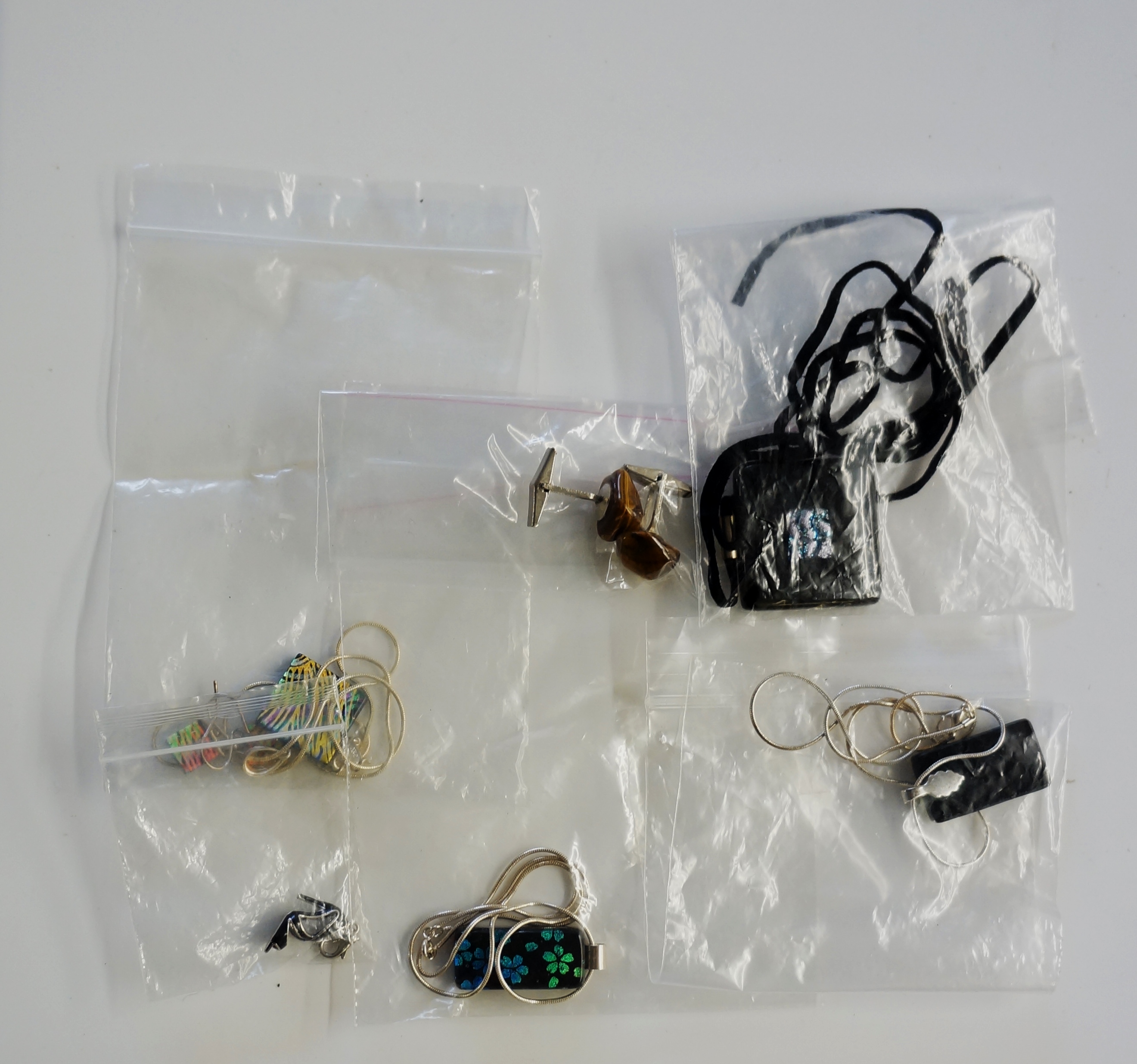 A quantity of costume jewellery