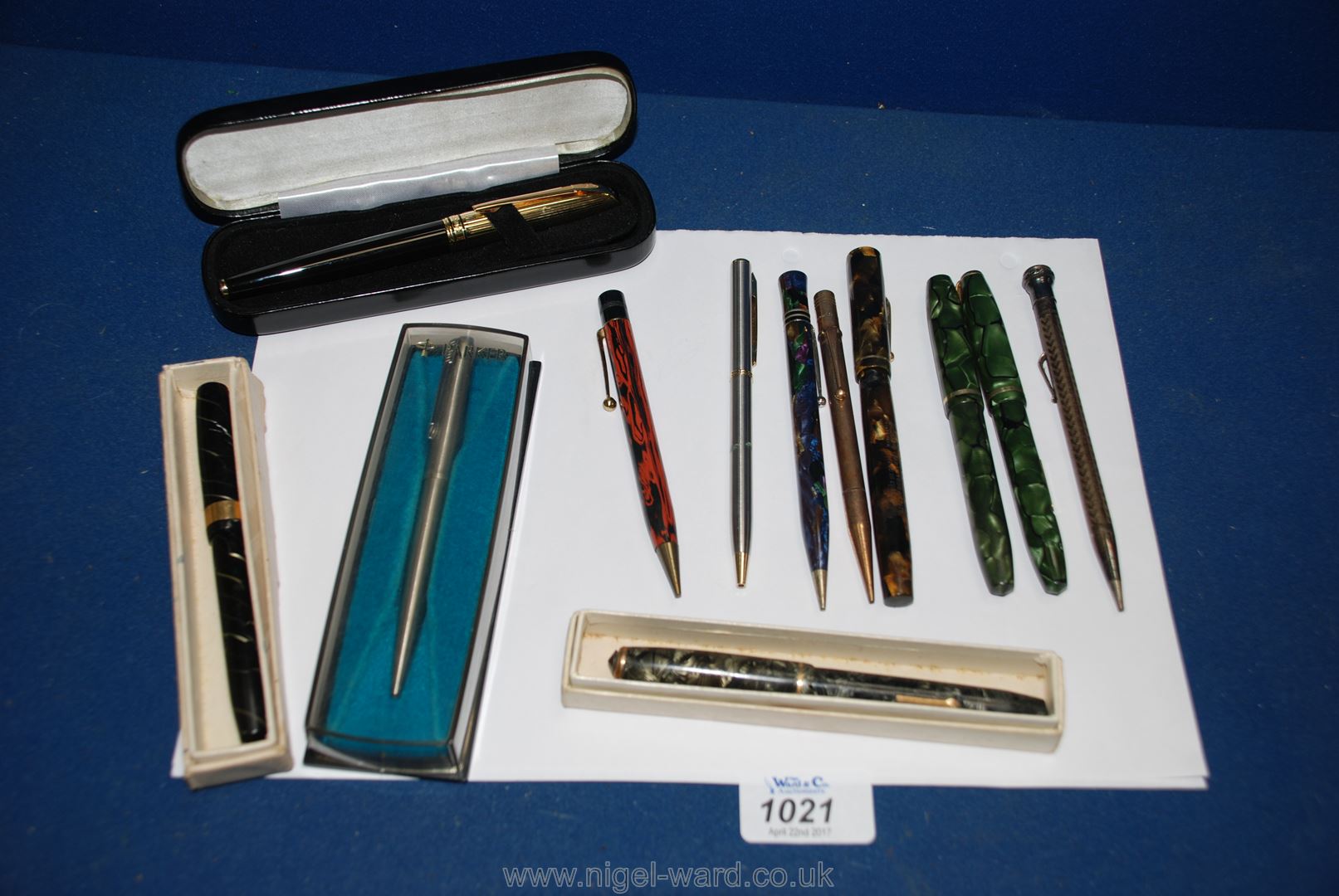 A quantity of Fountain and ballpoint Pens including rolled gold, Conway Stewart, Cabouchon, etc.