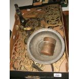 A box of miscellaneous brass and copper items including horse brasses,