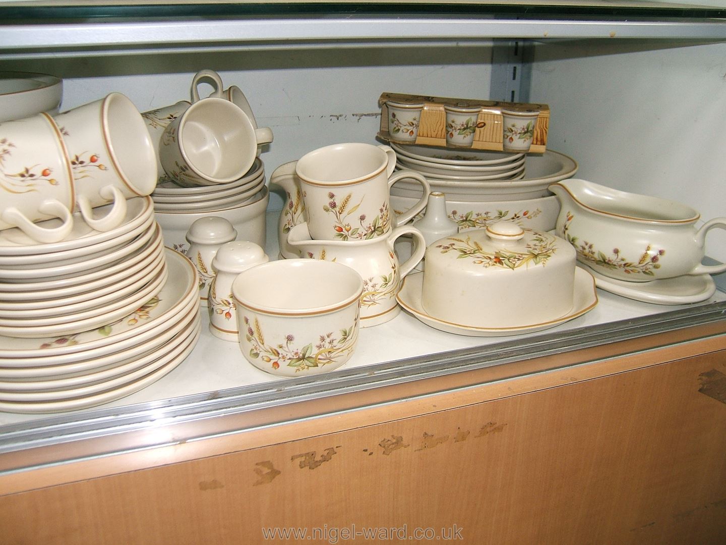 An Extensive Marks and Spencer Harvest Dinner/Tea Service including six dinner/breakfast/tea plates, - Image 3 of 3