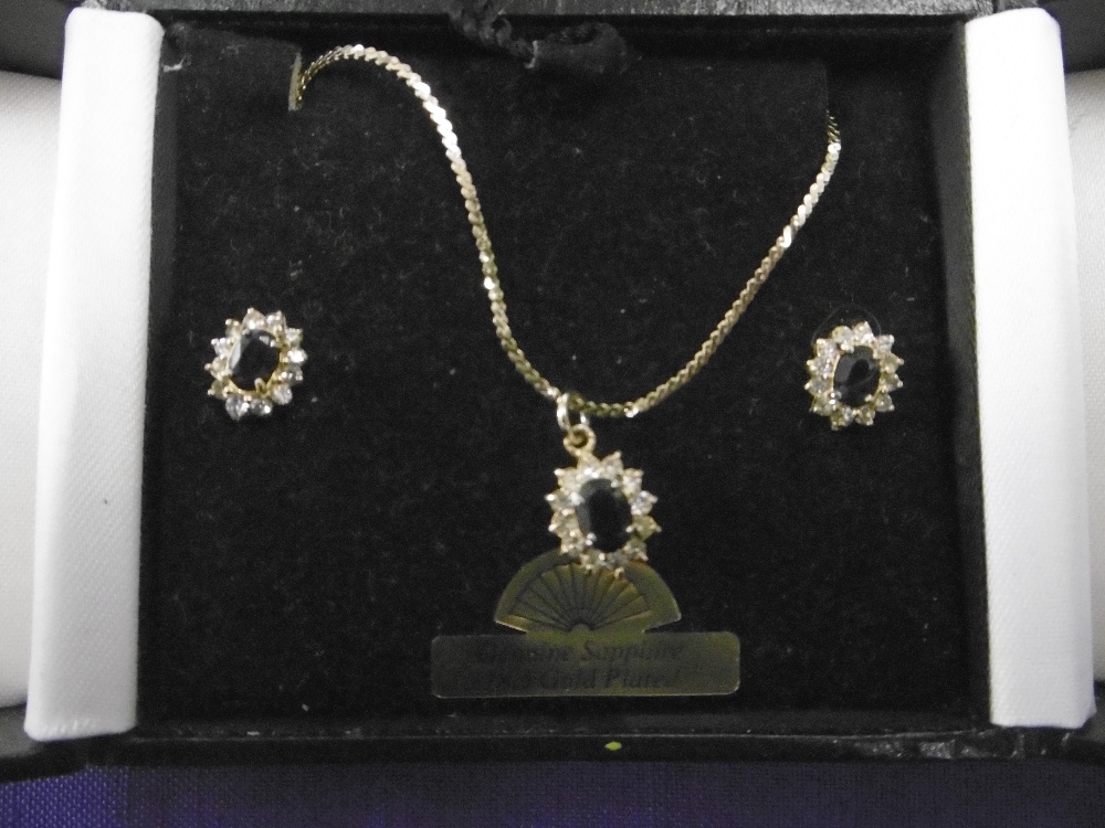 18ct GOLD PLATED PENDANT AND EARRINGS SET - Image 4 of 4