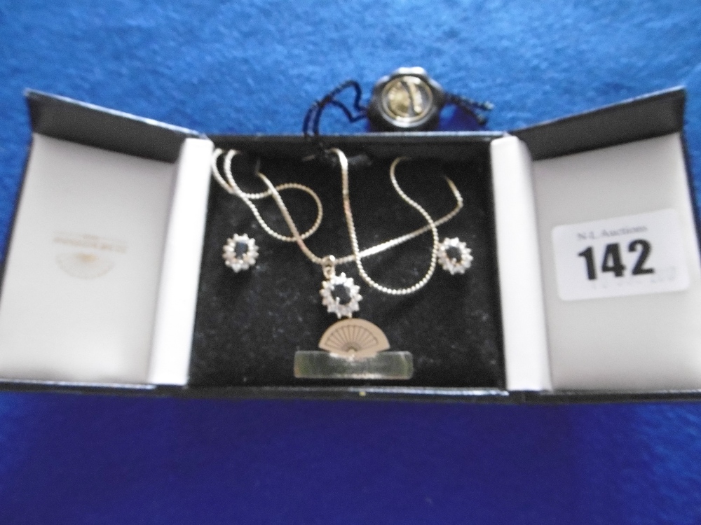18ct GOLD PLATED PENDANT AND EARRINGS SET