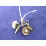 PAIR OF FANCY PEARL EARRINGS YELLOW METAL