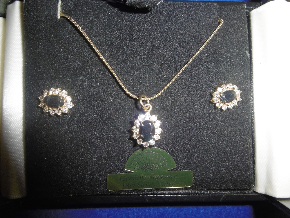 18ct GOLD PLATED PENDANT AND EARRINGS SET - Image 2 of 4