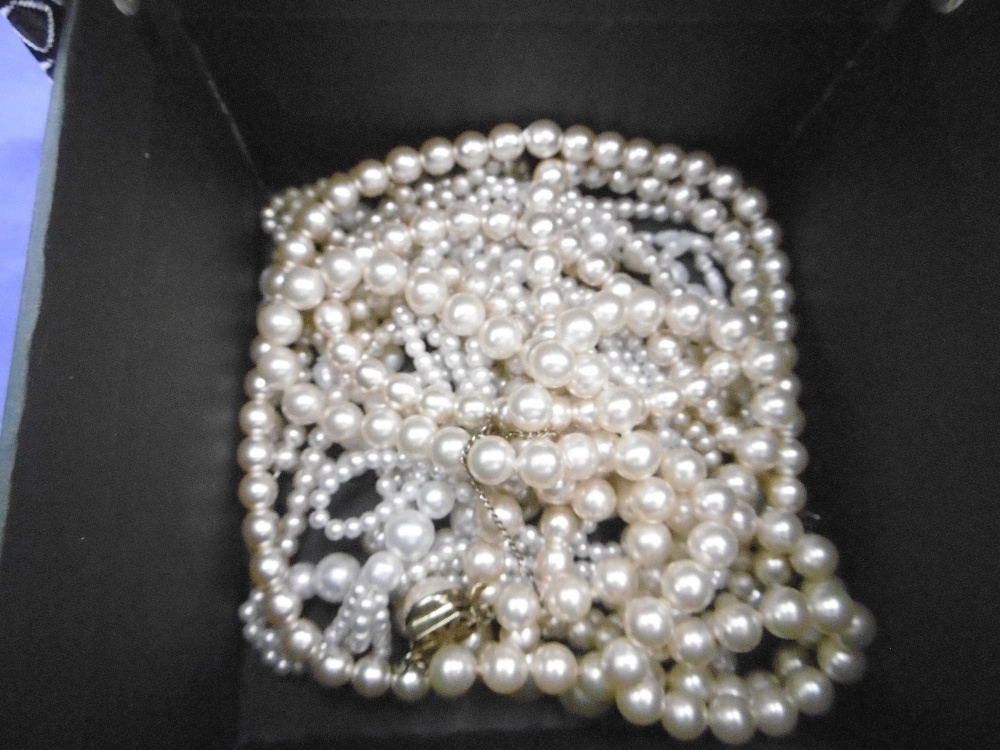 COLLECTION OF PEARL NECKLACES