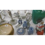 TWO LLADRO FIGURES AND A COLLECTION OF WEDGEWOOD