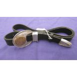 A LEATHER GENTLEMAN'S BELT WITH WHITE METAL BUCKLE AND FITTINGS MARKED MEXICO 925,