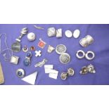 AN ASSORTMENT OF WHITE METAL JEWELLERY ITEMS,