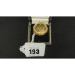 A 9CT GOLD HALF SOVEREIGN RING, VICTORIA OLD HEAD 1897,