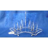 A LARGE GEORGE III PERIOD HALL MARKED SILVER TOAST RACK,