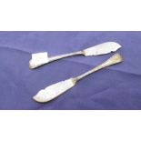 A PAIR OF WALKER AND HALL SILVER BUTTER KNIVES CHESTER 1906