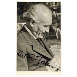 Toscanini, Arturo. Eigenhändige Unterschrift auf Porträt-Photographie (Atelier Kolliner, Wien). Um