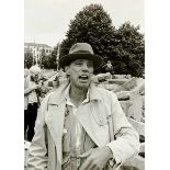 Beuys, Joseph - - Joseph Beuys bei einer Aktion. Original-Photographie. Vintage. Silbergelatine.