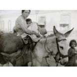 Künstlerphotographie - - Capa, Robert. Flüchtlinge an der Cordoba-Front. 1936. (Frau mit Kind auf