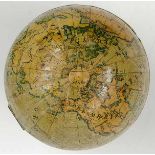 Atlanten - Globus - - Reisetintenfass als Globus. Deutschland, um 1875. 12 farblithographierte