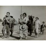 Künstlerphotographie - - Capa, Robert. Flüchtlinge an der Cordoba-Front. 1936. (Gruppe mit Kindern.)